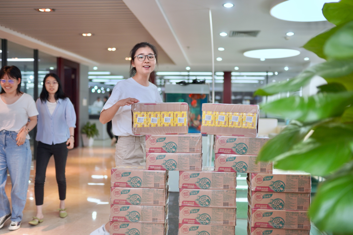 【生日会】| 钜宏关爱，夏日送清凉、勤劳蜜蜂奖、暖暖生日会